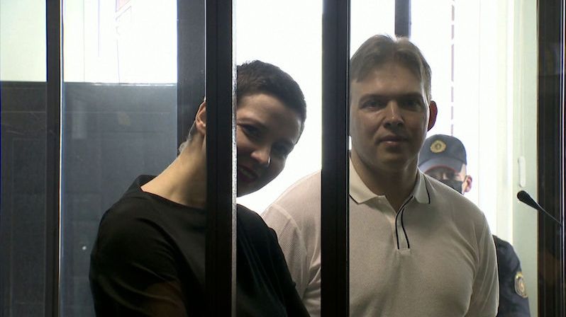 V Bělorusku začal soud s vězněnou vůdkyní opozice. V soudní síni se usmívá a tancuje